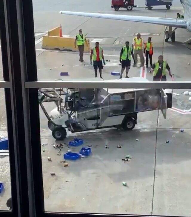 Havalimanında kontrolden çıkan yemek dağıtım aracı, park halindeki uçağa çarpmak üzereyken durduruldu