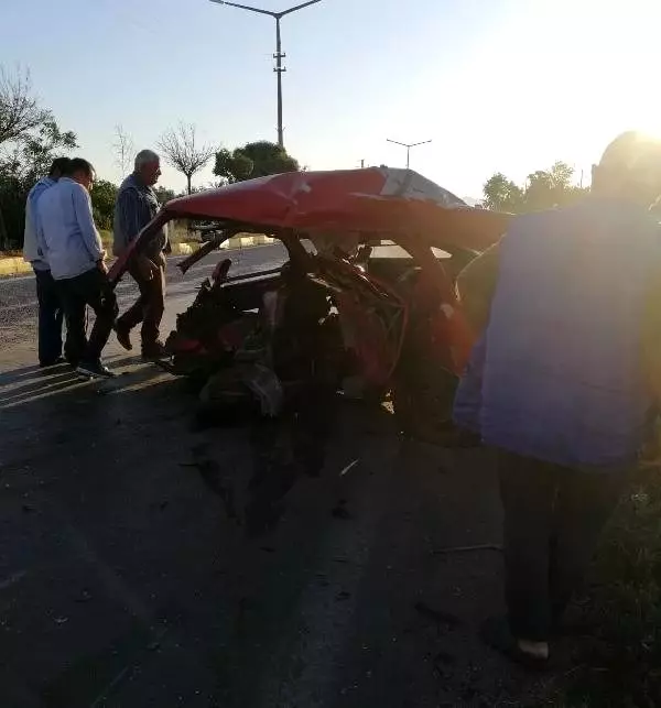 İzmir'de otomobiller çarpıştı: 1 ölü