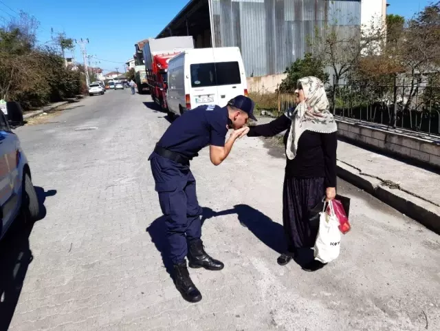 Jandarmadan yürek ısıtan davranış Jandarmadan yürek ısıtan davranış