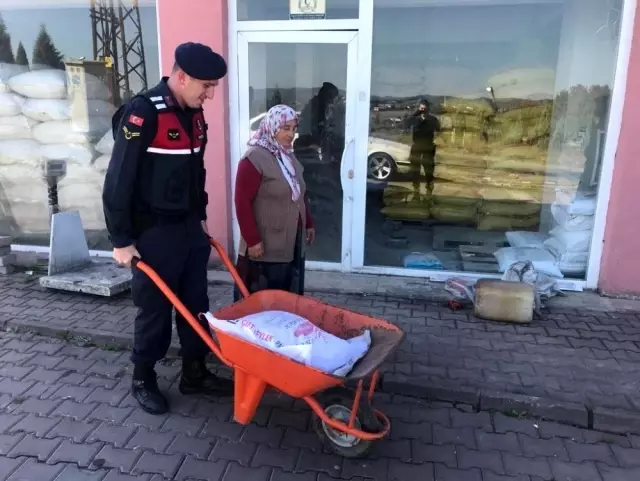 Jandarmadan yürek ısıtan davranış Jandarmadan yürek ısıtan davranış