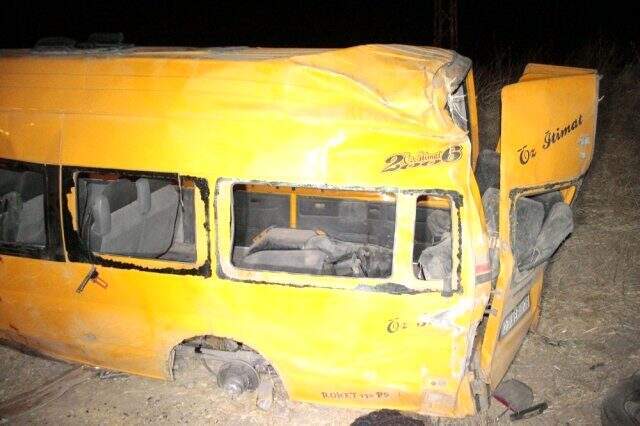 Kaçak göçmenleri taşıyan minibüs kaza yaptı: 1 ölü, 4'ü ağır 12 kişi yaralı