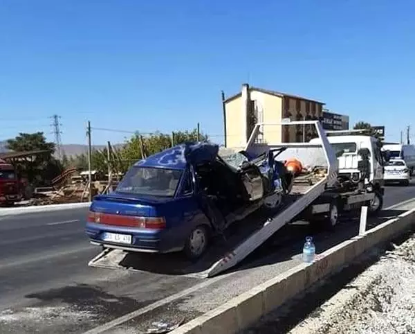 Kamyonla otomobil çarpıştı: 1 ölü, 2 yaralı Kamyonla otomobil çarpıştı: 1 ölü, 2 yaralı