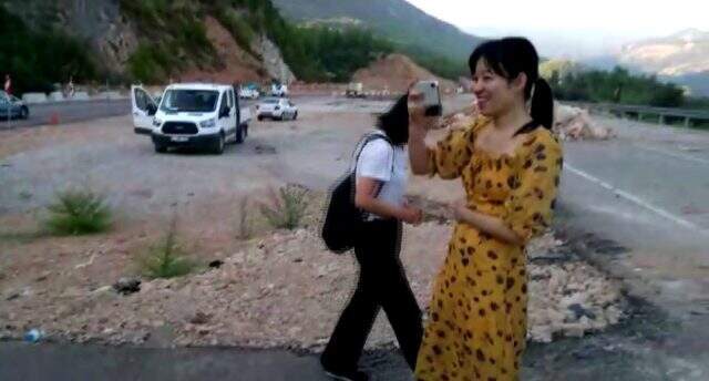 Kaza yapan turistler, aracın başında gülümseyerek poz verdi