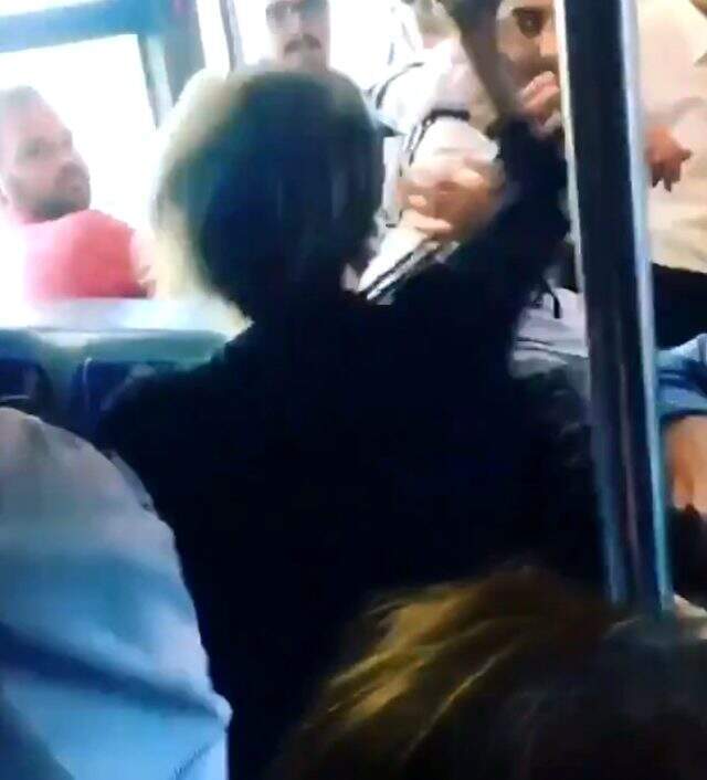 Metrobüste erkeğe saldıran kadın sosyal medyanın gündeminde