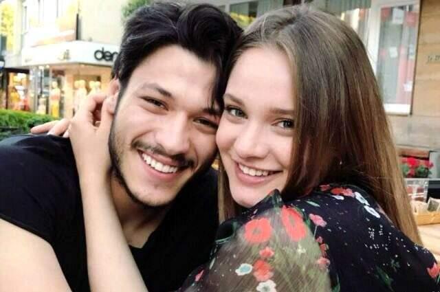 Miray Daner'i aldattığı söylenen Kubilay Aka, kendisinden 11 yaş büyük oyuncu Bade İşçil'le görüntülendi