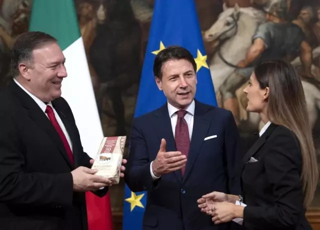 Pompeo'ya İtalya'da parmesan peyniri ile ek vergi protestosu Pompeo'ya İtalya'da parmesan peyniri ile ek vergi protestosu
