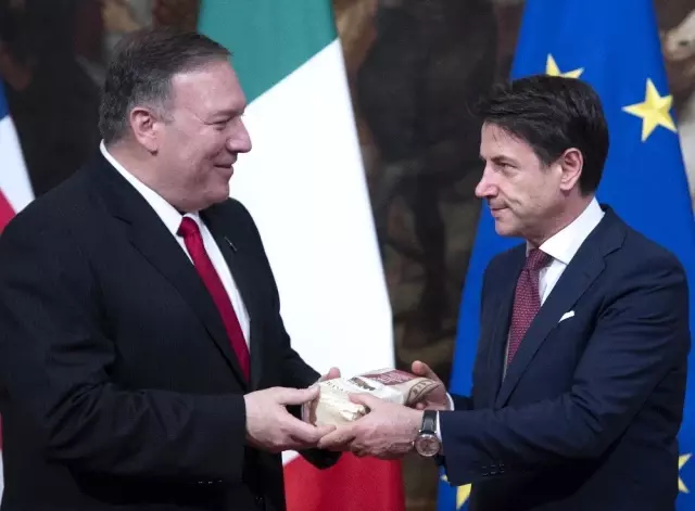 Pompeo'ya İtalya'da parmesan peyniri ile ek vergi protestosu Pompeo'ya İtalya'da parmesan peyniri ile ek vergi protestosu