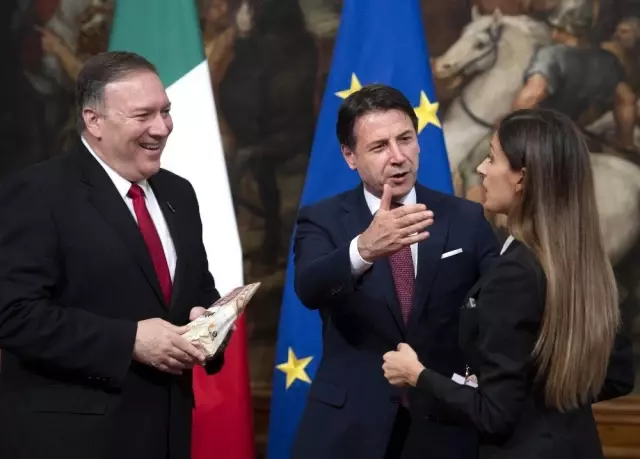 Pompeo'ya İtalya'da parmesan peyniri ile ek vergi protestosu Pompeo'ya İtalya'da parmesan peyniri ile ek vergi protestosu