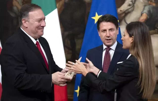Pompeo'ya İtalya'da parmesan peyniri ile ek vergi protestosu Pompeo'ya İtalya'da parmesan peyniri ile ek vergi protestosu