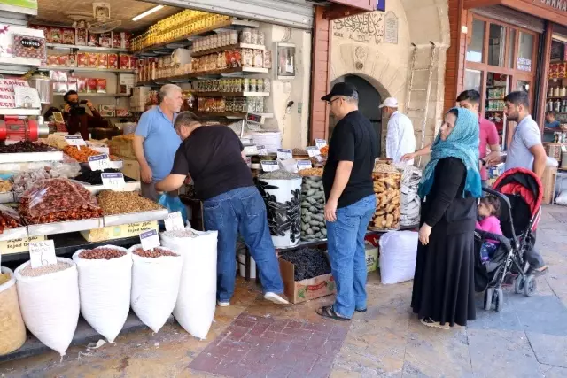 Şanlıurfa'da kışlık kuru yemişler görücüye çıktı Şanlıurfa'da kışlık kuru yemişler görücüye çıktı
