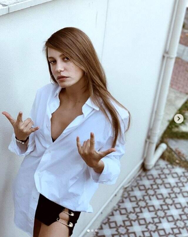 Serenay Sarıkaya'dan mini etekli dikkat çeken poz