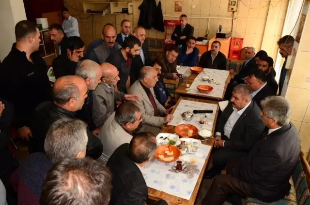 Sunar, kahvaltıda esnaflarla buluştu Sunar, kahvaltıda esnaflarla buluştu
