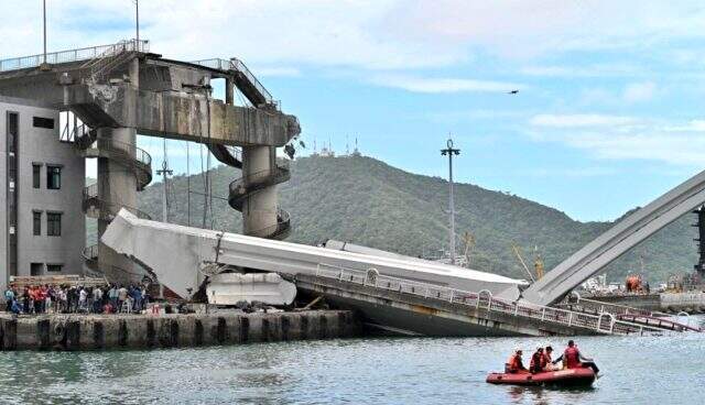 Tayvan'da çöken köprü tankeri uçurarak yangına neden oldu, o anlar saniye saniye kaydedildi