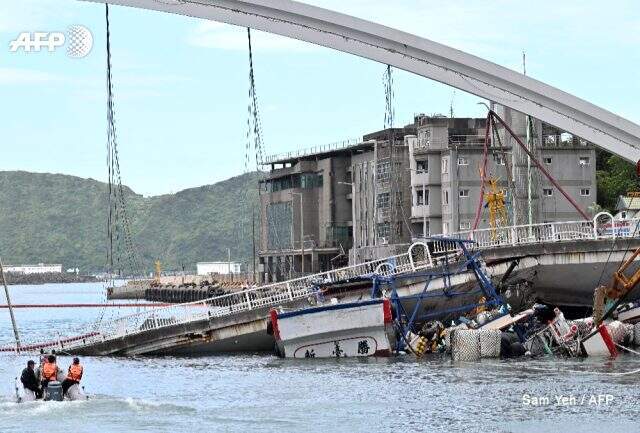 Tayvan'da çöken köprü tankeri uçurarak yangına neden oldu, o anlar saniye saniye kaydedildi