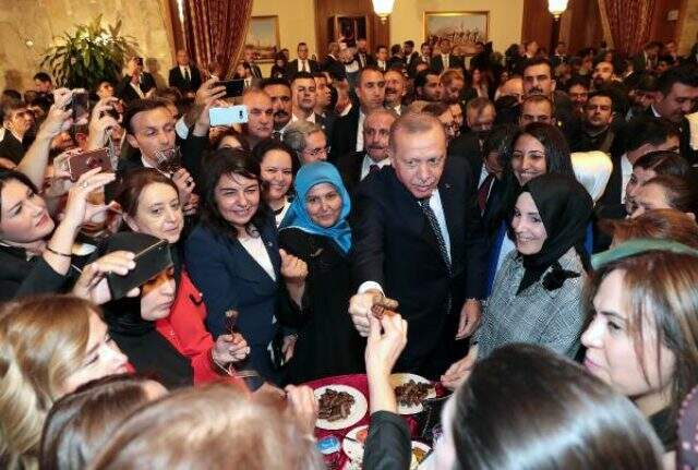 TBMM resepsiyonunda renkli anlar! Erdoğan davetlilere Tekirdağ köftesi ikram etti