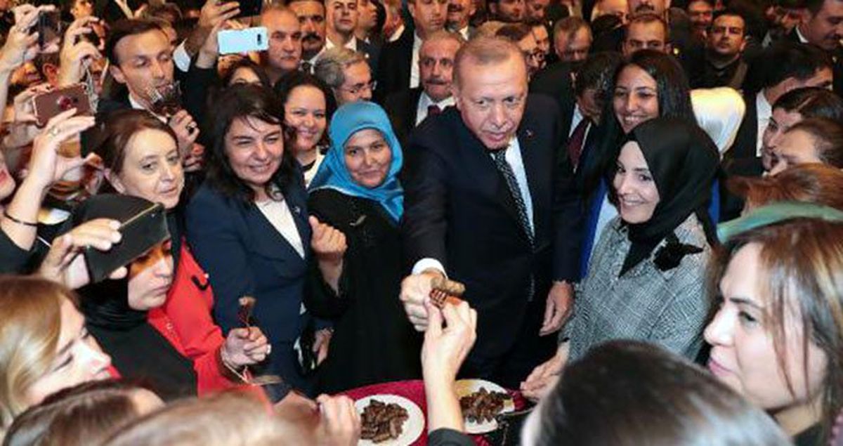 TBMM resepsiyonunda renkli anlar! Erdoğan davetlilere Tekirdağ köftesi ikram etti