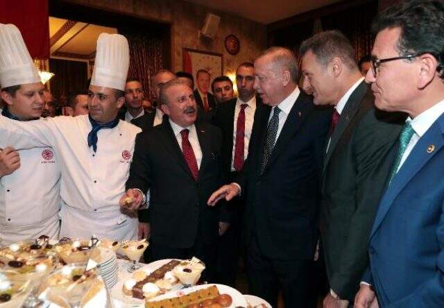 TBMM resepsiyonunda renkli anlar! Erdoğan davetlilere Tekirdağ köftesi ikram etti