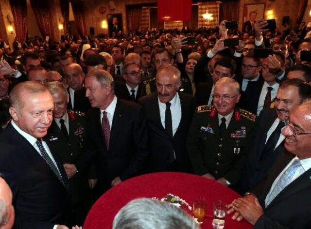 TBMM resepsiyonunda renkli anlar! Erdoğan davetlilere Tekirdağ köftesi ikram etti