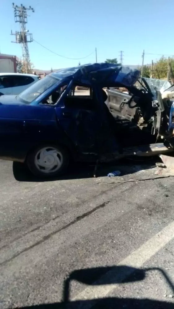 Tır ile otomobil çarpıştı: 1 ölü, 2 yaralı Tır ile otomobil çarpıştı: 1 ölü, 2 yaralı