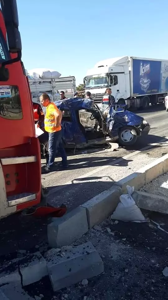 Tır ile otomobil çarpıştı: 1 ölü, 2 yaralı Tır ile otomobil çarpıştı: 1 ölü, 2 yaralı