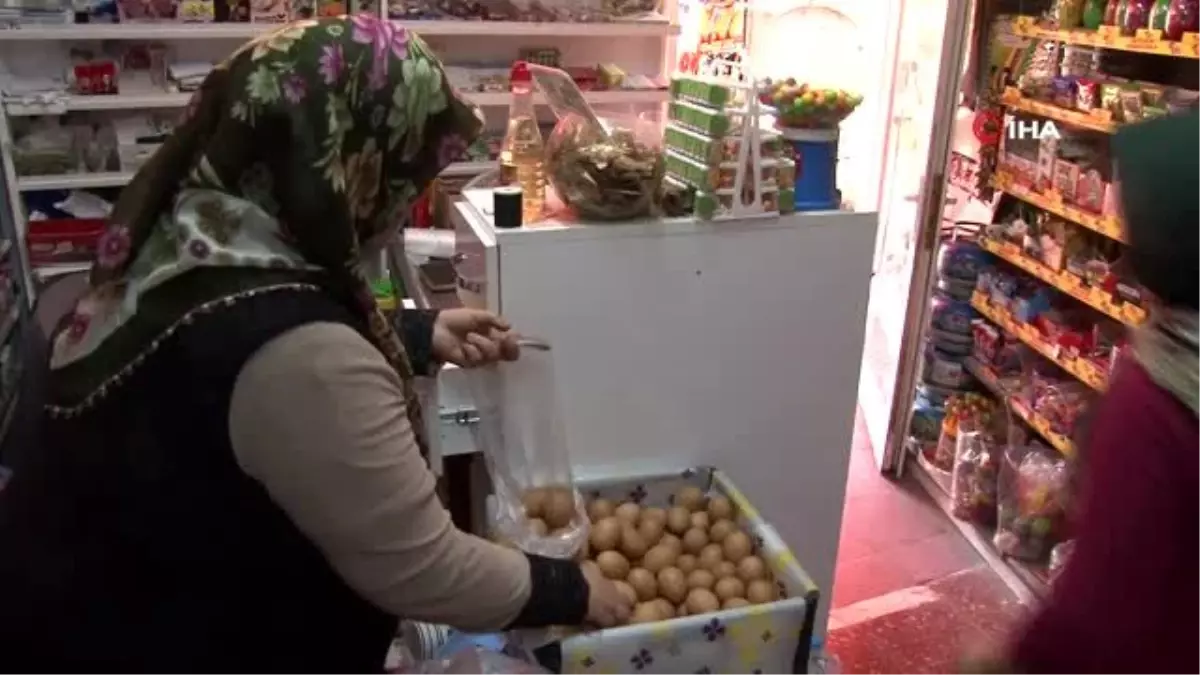 Veresiye defterindeki borçları kapattı, 'Borcunuz ödendi pankartı' astırdı