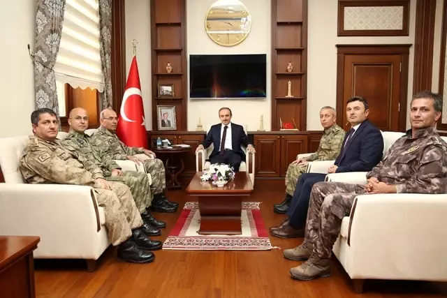 3. Ordu Komutanı Korgeneral Öngay, Vali Epcim'i ziyaret etti 3. Ordu Komutanı Korgeneral Öngay, Vali Epcim'i ziyaret etti