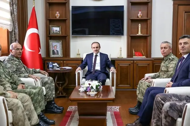 3. Ordu Komutanı Korgeneral Öngay, Vali Epcim'i ziyaret etti 3. Ordu Komutanı Korgeneral Öngay, Vali Epcim'i ziyaret etti