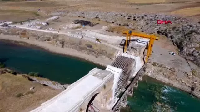 Adıyaman kavga eden köylülerin yıktığı tarihi köprüde, restorasyon sürüyor Adıyaman kavga eden köylülerin yıktığı tarihi köprüde, restorasyon sürüyor
