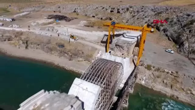 Adıyaman kavga eden köylülerin yıktığı tarihi köprüde, restorasyon sürüyor Adıyaman kavga eden köylülerin yıktığı tarihi köprüde, restorasyon sürüyor