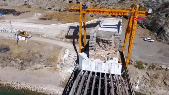 Adıyaman kavga eden köylülerin yıktığı tarihi köprüde, restorasyon sürüyor Adıyaman kavga eden köylülerin yıktığı tarihi köprüde, restorasyon sürüyor