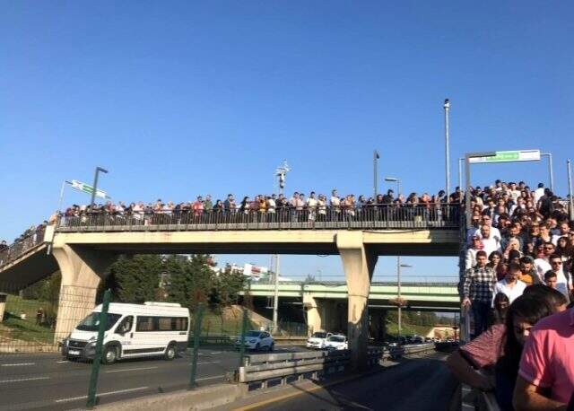 Altunizade metrobüs durağında aşırı yoğunluk devam ediyor