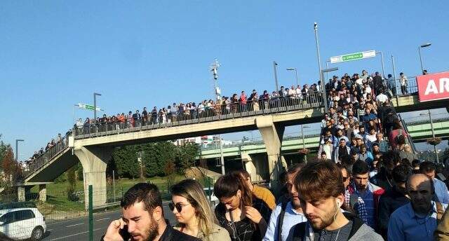 Altunizade metrobüs durağında aşırı yoğunluk devam ediyor