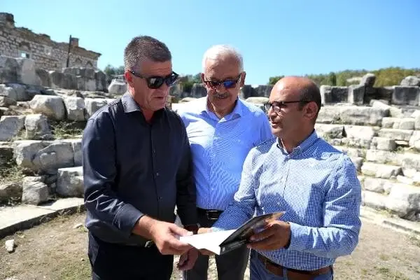 Arnavutluk'un avlonya valisi, stratonikeia'ya hayran kaldı Arnavutluk'un avlonya valisi, stratonikeia'ya hayran kaldı