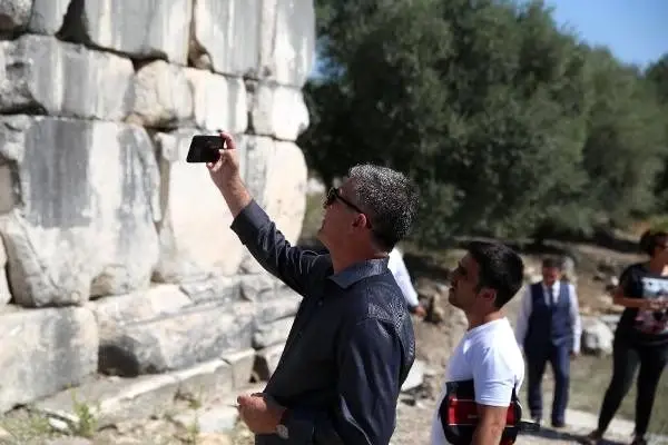 Arnavutluk'un avlonya valisi, stratonikeia'ya hayran kaldı Arnavutluk'un avlonya valisi, stratonikeia'ya hayran kaldı