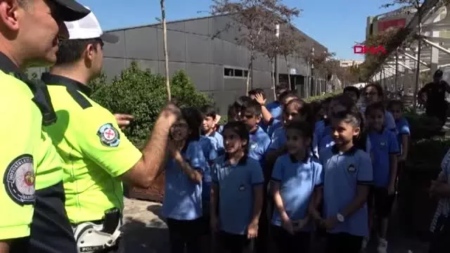 Aydın'da 180 noktada 'yaya öncelikli trafik' etkinliği Aydın'da 180 noktada 'yaya öncelikli trafik' etkinliği