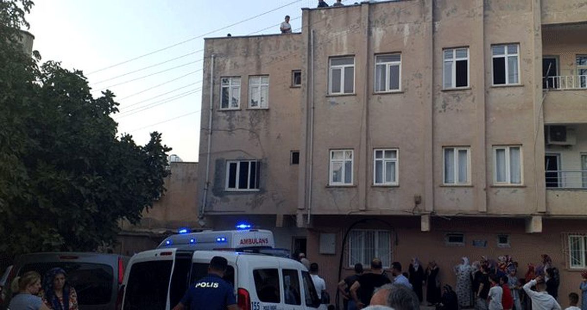 Balkondan hurda verirken elektrik kablosuna çarpmasıyla akıma kapılan genç kadın hayatını kaybetti