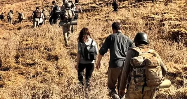 Başarılı sunucu Nazlı Çelik Mehmetçik'le birlikte operasyona katıldı Başarılı sunucu Nazlı Çelik Mehmetçik'le birlikte operasyona katıldı