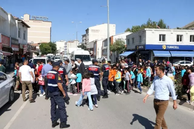 Başkan Öztürk: 'Trafikte riayet etmemiz gereken konu yayaların önceliğidir'
