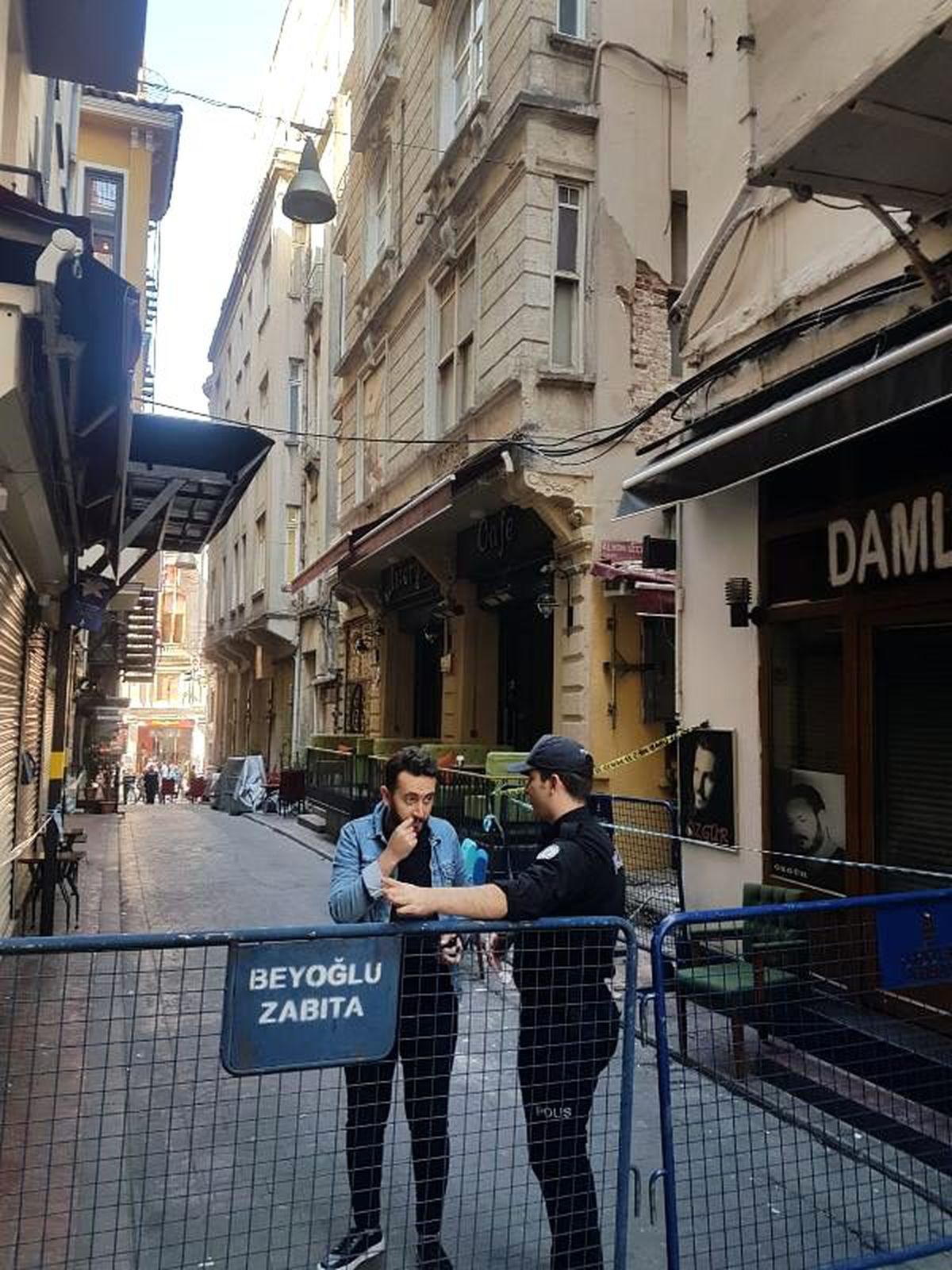 Beyoğlu'nda bir bina çökme riski nedeniyle boşaltıldı