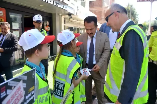Bilecik'te yayalar için nöbet tuttular Bilecik'te yayalar için nöbet tuttular
