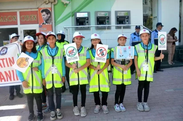 Bilecik'te yayalar için nöbet tuttular Bilecik'te yayalar için nöbet tuttular