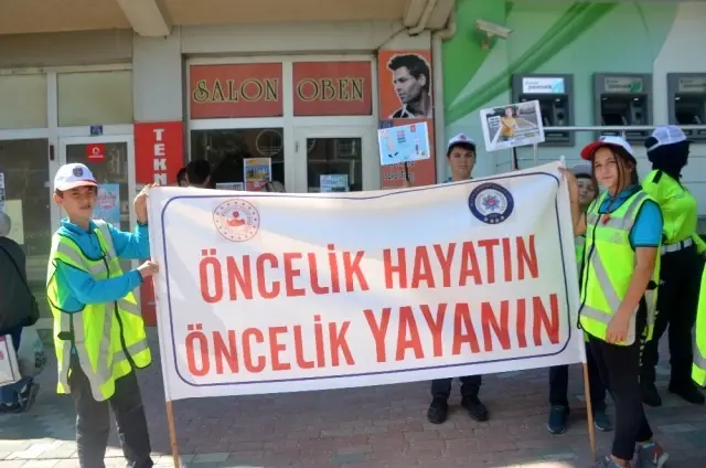 Bilecik'te yayalar için nöbet tuttular Bilecik'te yayalar için nöbet tuttular