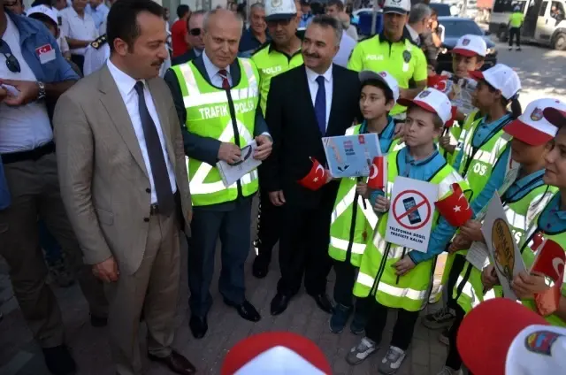 Bilecik'te yayalar için nöbet tuttular Bilecik'te yayalar için nöbet tuttular
