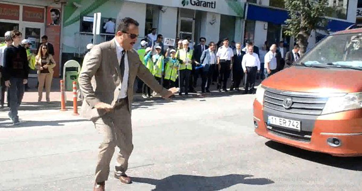 Bilecik Valisine 'Yaya Geçidi Nöbeti' etkinliğinde az kalsın araba çarpıyordu