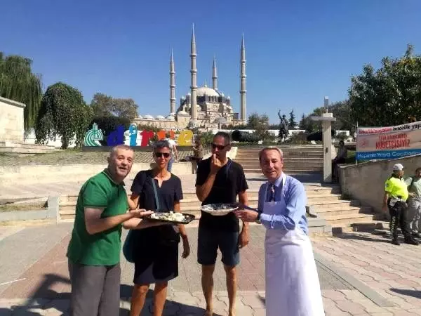 Edirne'de, tatlı ikramlı 'yaya geçidi nöbeti'