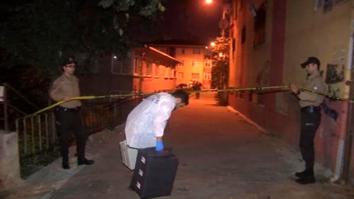 Eyüpsultan'da eşinin boğazını falçata ile keserek öldürdü