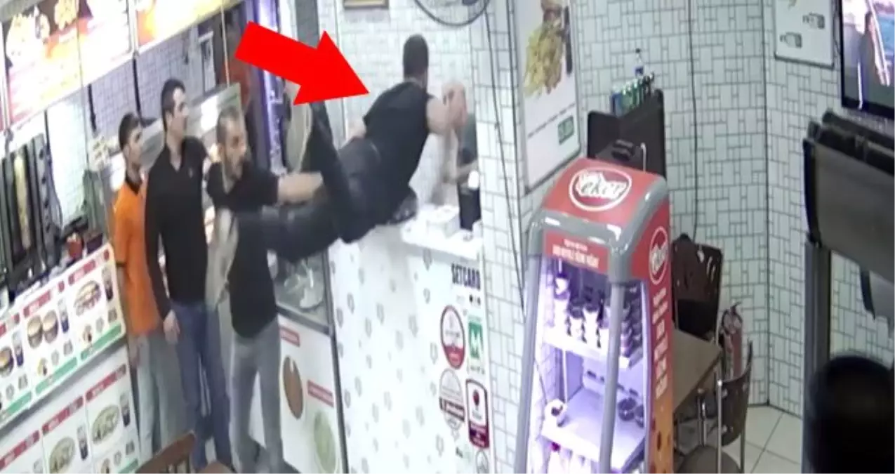 Gözü dönmüş kişi, eline geçirdiği baltayla iş yerini bastı