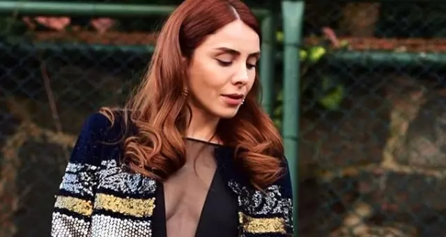 Güzel oyuncu Fettahoğlu, tuvalette poz verdi Güzel oyuncu Fettahoğlu, tuvalette poz verdi