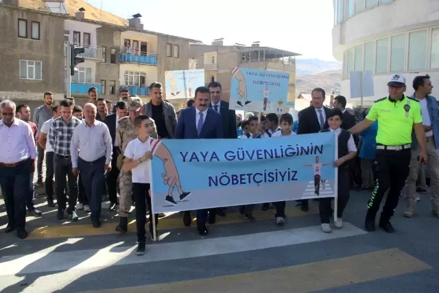 Hakkari'de 'Yaya Güvenliğinin Nöbetçisiyiz' etkinliği Hakkari'de 'Yaya Güvenliğinin Nöbetçisiyiz' etkinliği