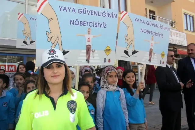 Hakkari'de 'Yaya Güvenliğinin Nöbetçisiyiz' etkinliği Hakkari'de 'Yaya Güvenliğinin Nöbetçisiyiz' etkinliği